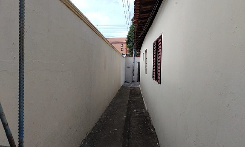 Casa Com Barracões E...