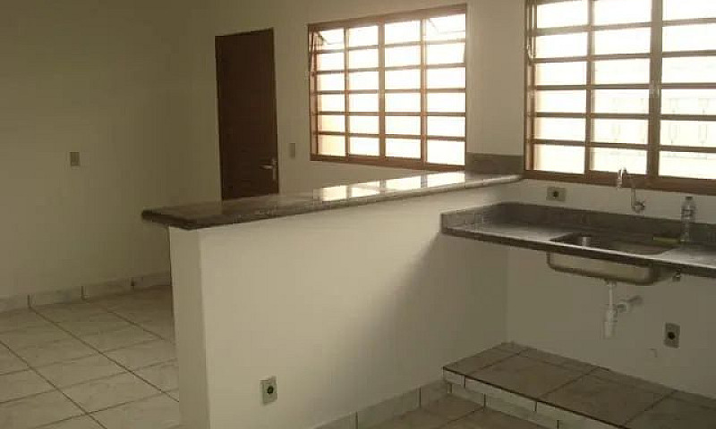 Casa De Fundos Perto...