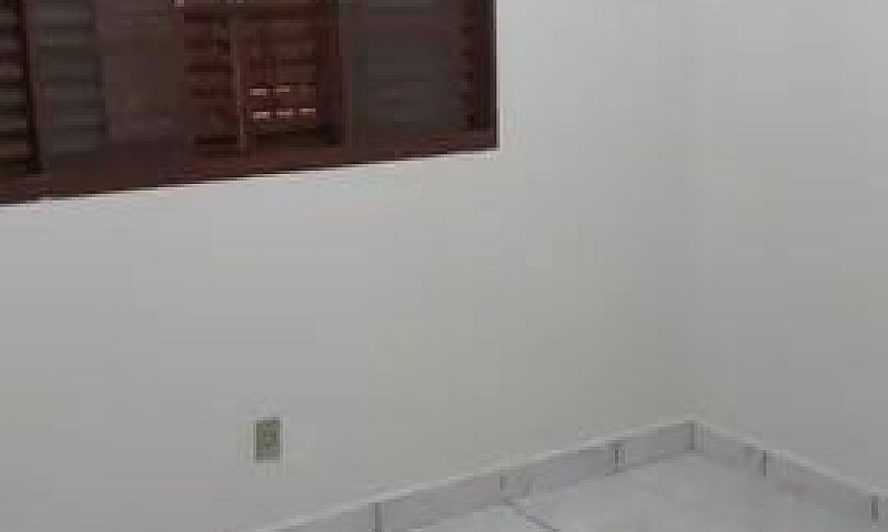 Casa De Fundos Perto...