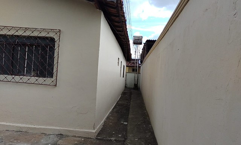 Casa Com Barracões E...