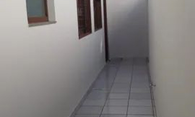 Casa De Fundos Perto...