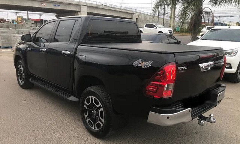 Toyota Hilux Srv 2.8...