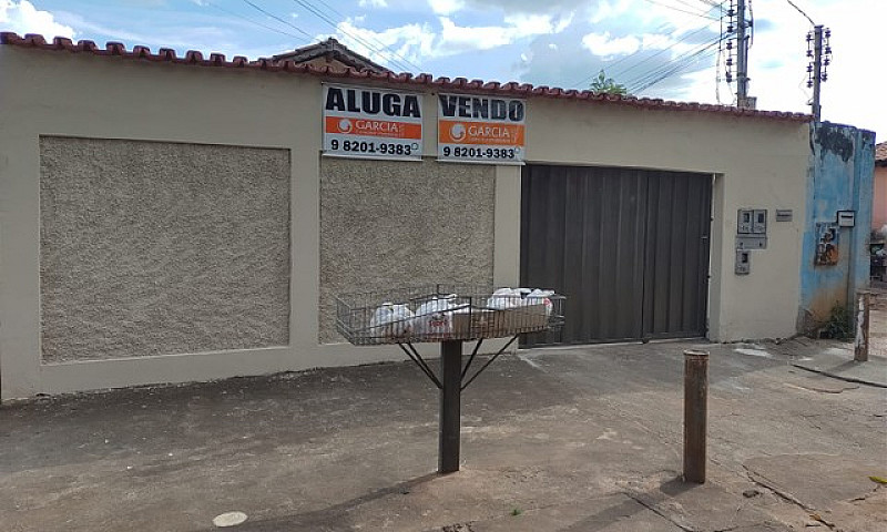 Casa Com Barracões E...