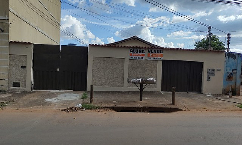 Casa Com Barracões E...