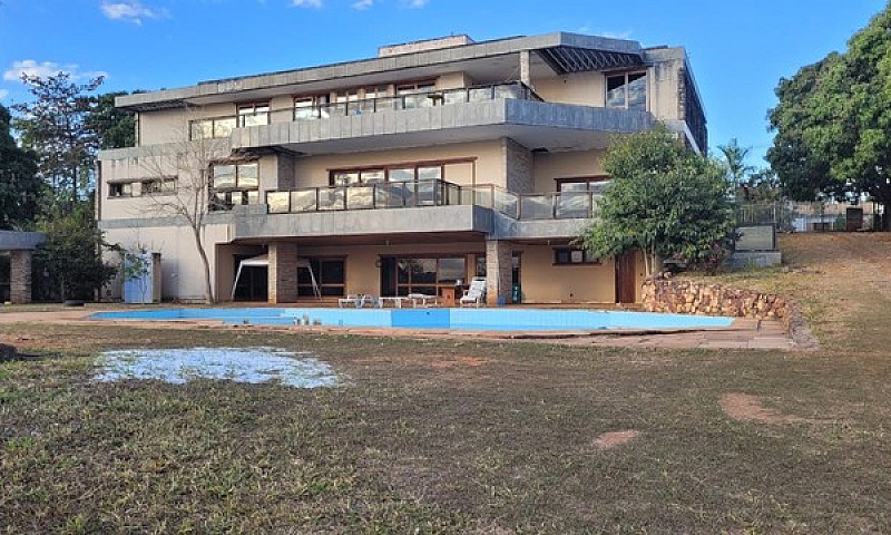 Linda Mansão No Lago...