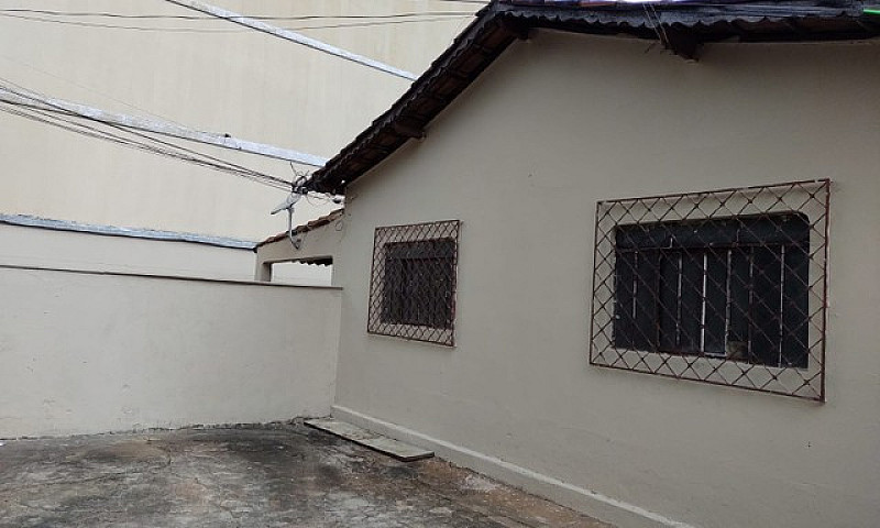 Casa Com Barracões E...