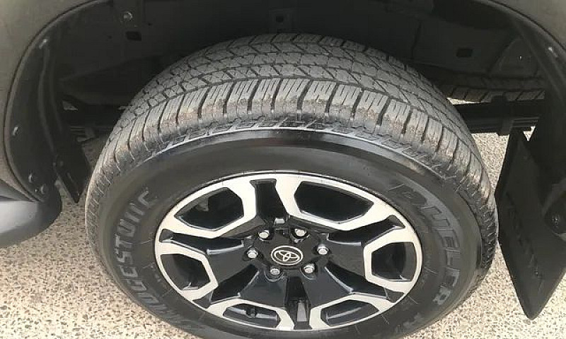 Toyota Hilux Srv 2.8...