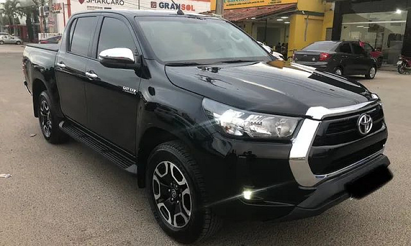 Toyota Hilux Srv 2.8...