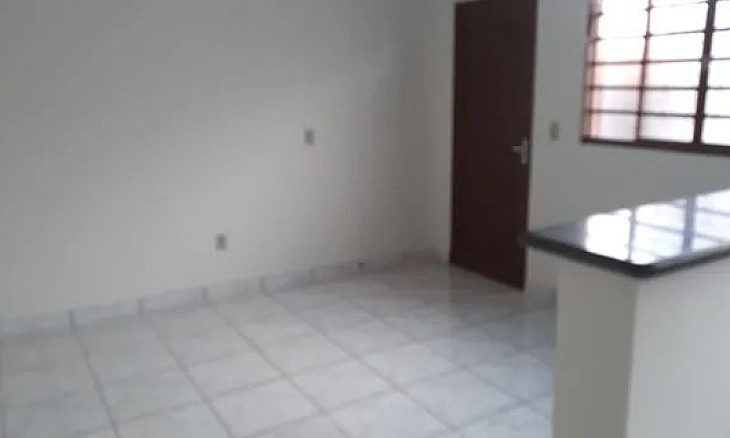 Casa De Fundos Perto...