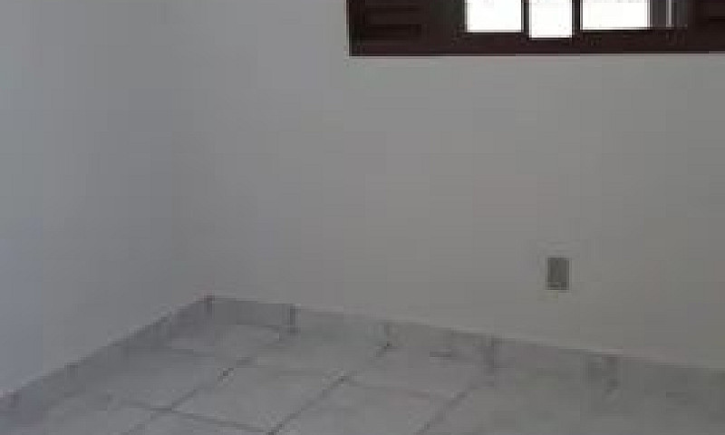 Casa De Fundos Perto...