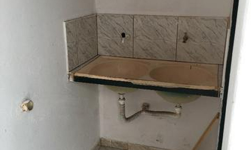 Casa De Fundo, 1 Qua...