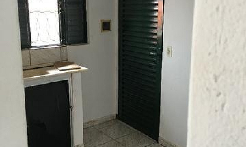 Casa De Fundo, 1 Qua...