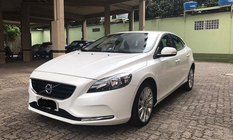 Volvo V40...