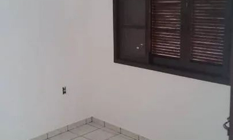 Casa Com 2 Dormitóri...