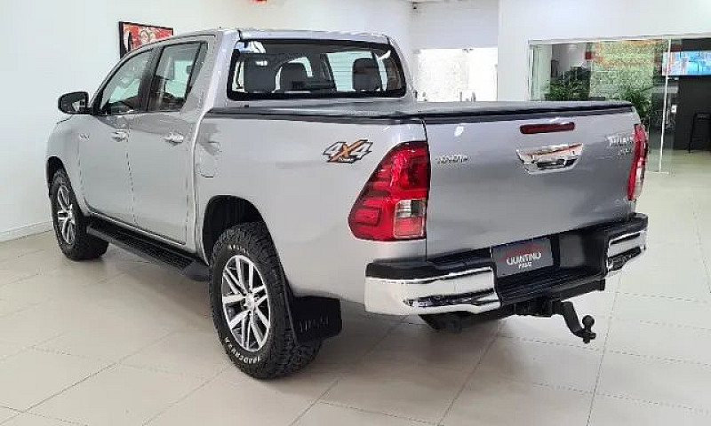 Toyota Hilux Srv 2.8...