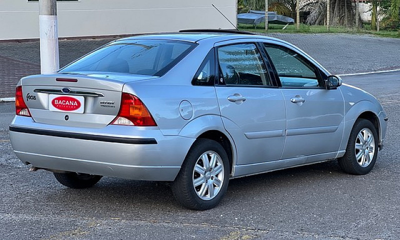 Focus Sedan Ghia 2.0...