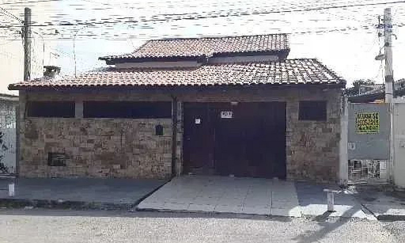 Junto A Praça Da Tri...
