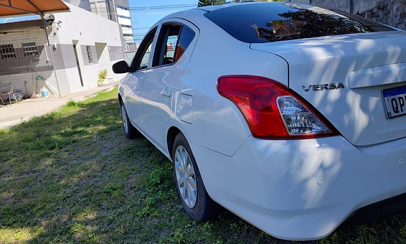 Nissan Versa 1.0 201...