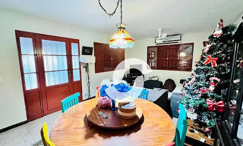 Casa Com 4 Dormitóri...
