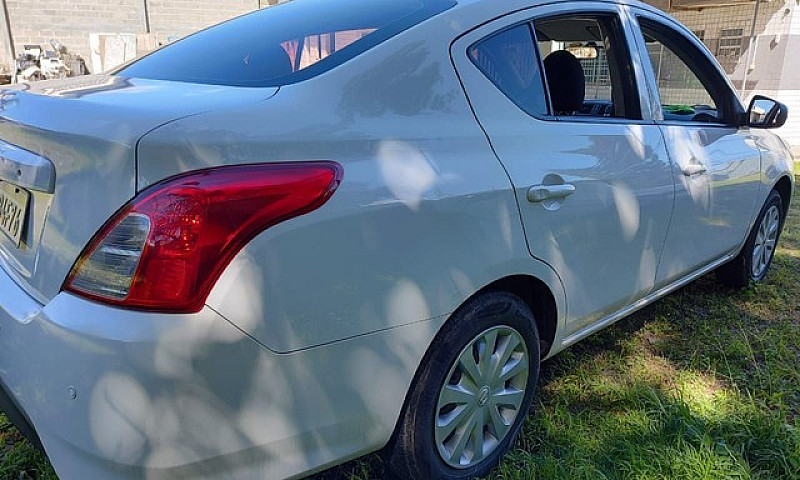 Nissan Versa 1.0 201...