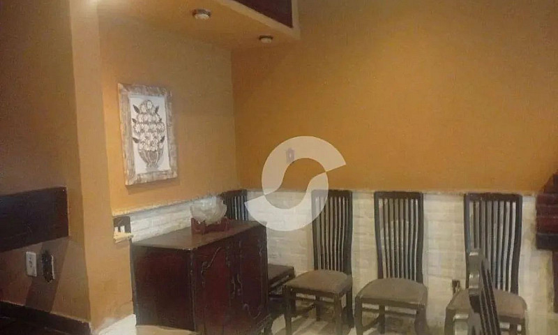 Casa Com Área De Laz...