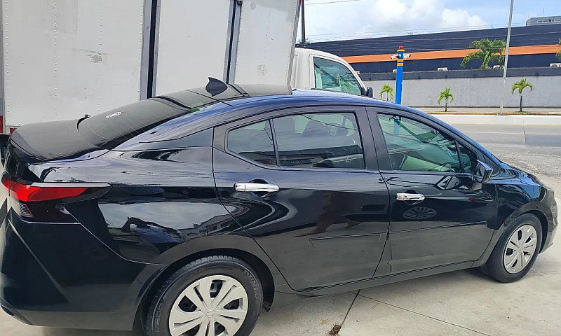 Nissan Versa Sense 1...