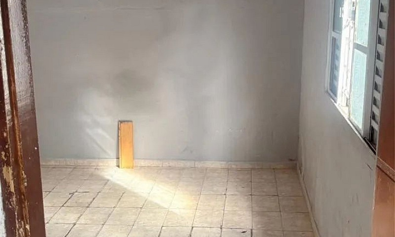 Alugo Casa Nos Fundo...