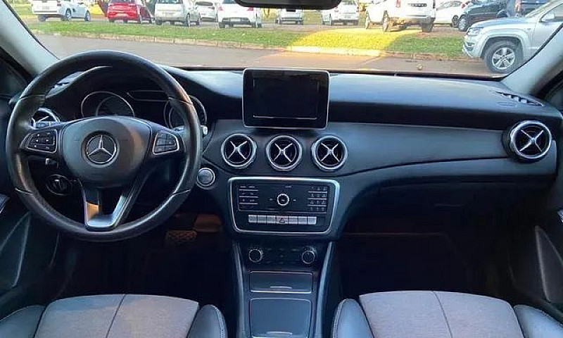 Mercedes-Benz Gla200...