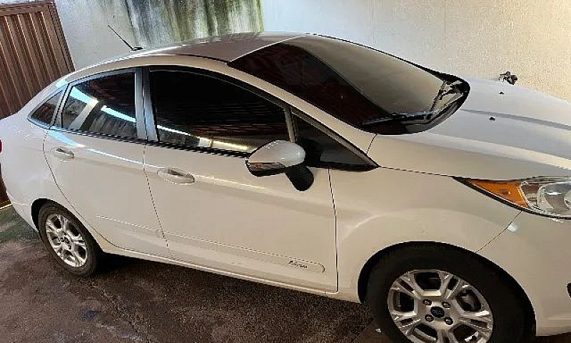 Ford Fiesta Sedan 1....