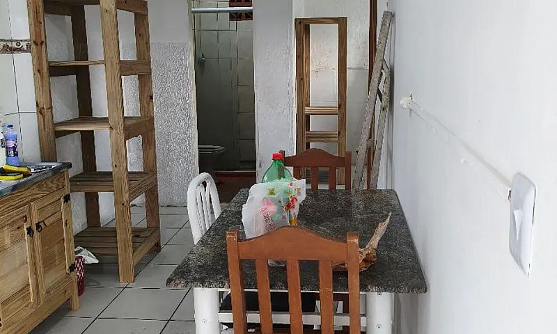 Alugo Pequeno Aparta...
