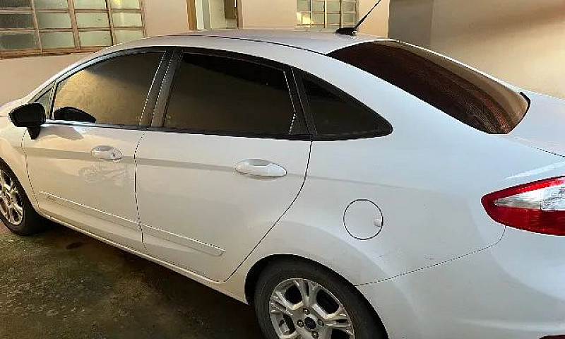 Ford Fiesta Sedan 1....