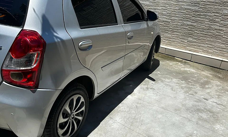 Toyota Etios X 1.3 F...
