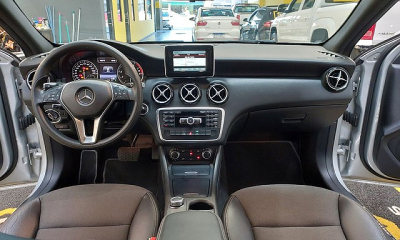 Mercedes-Benz A200 S...