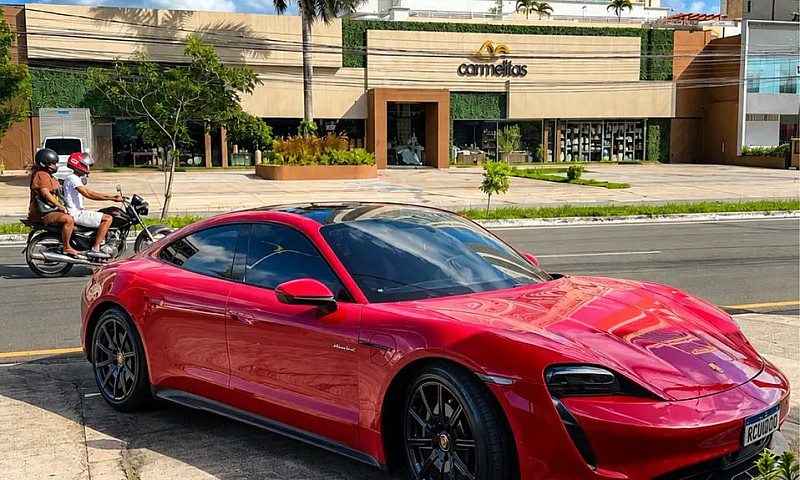 Porsche Taycan Turbo...