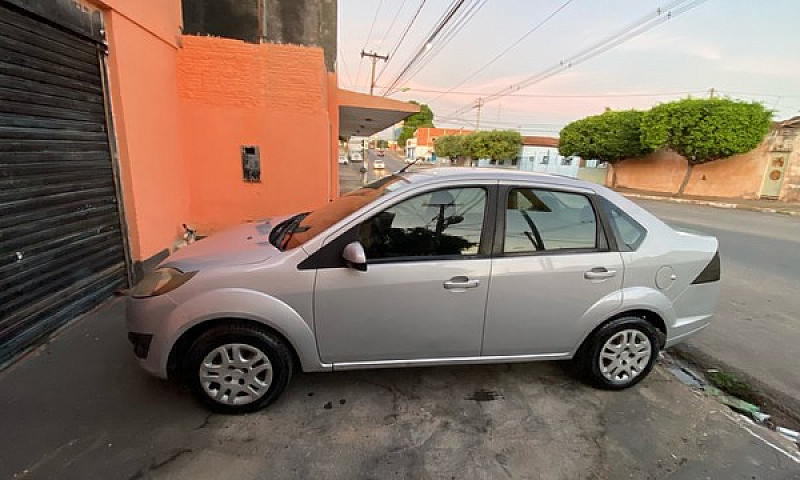 Ford Fiesta Sedan 1....