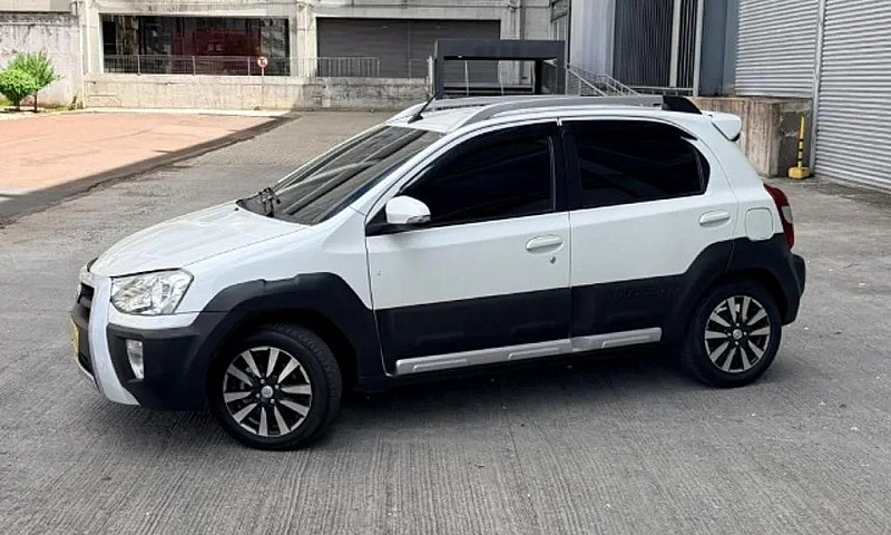 Toyota Etios Cross 1...