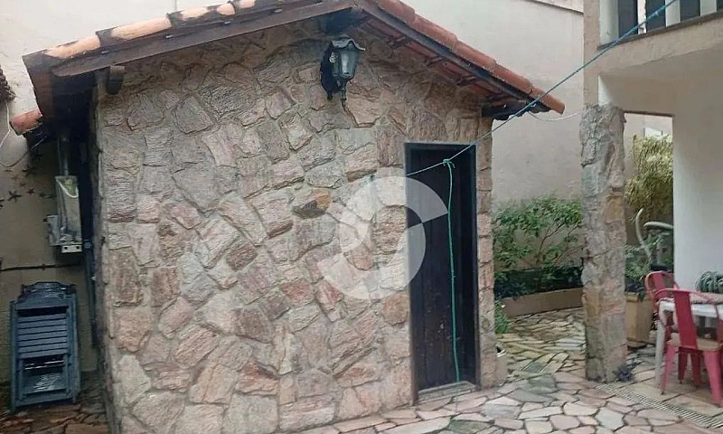 Casa Com Área De Laz...