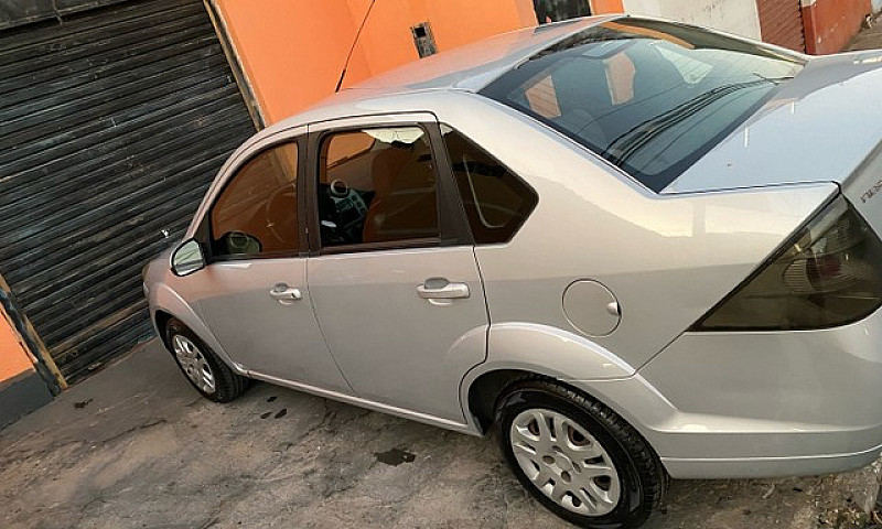 Ford Fiesta Sedan 1....