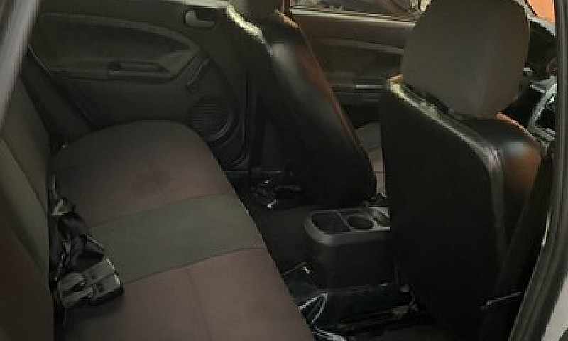 Ford Fiesta Sedan 1....