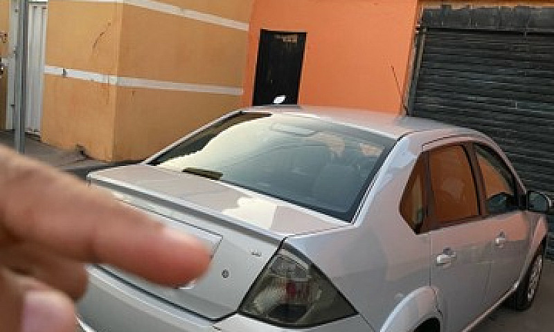 Ford Fiesta Sedan 1....