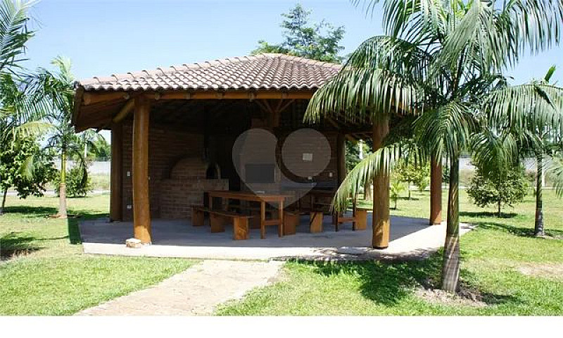 Casa Com 3 Quartos À...