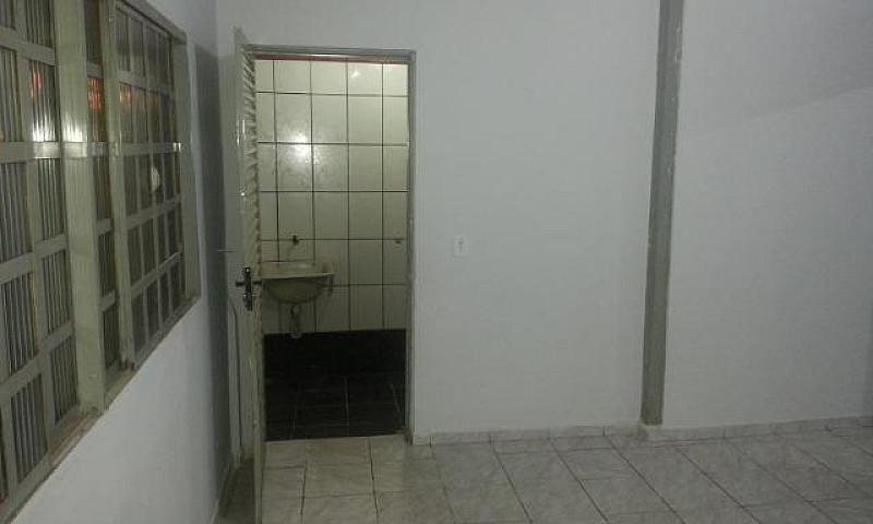 Aluga-Se Casa De 2 Q...