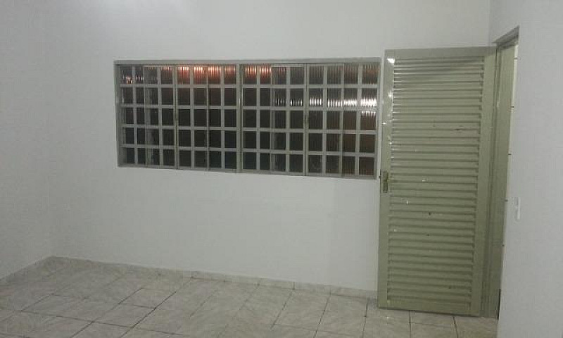 Aluga-Se Casa De 2 Q...