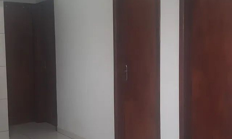 Aluga Se Quarto Para...