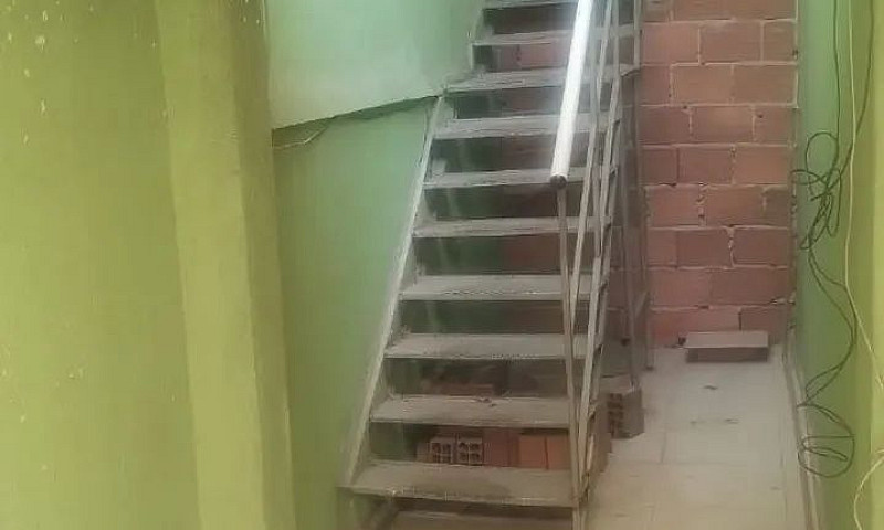 Casa Com Um Quarto E...