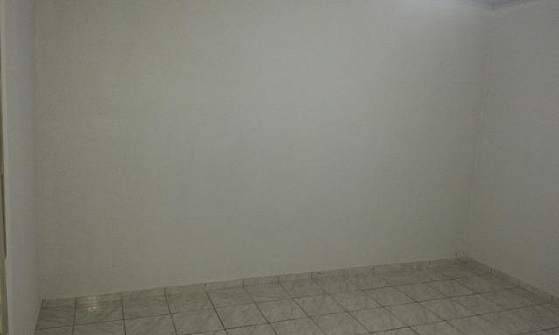 Aluga-Se Casa De 2 Q...