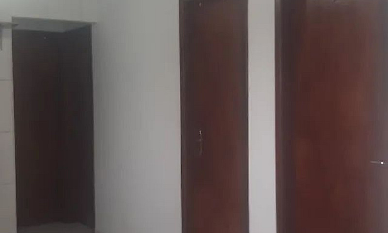 Aluga Se Quarto Para...