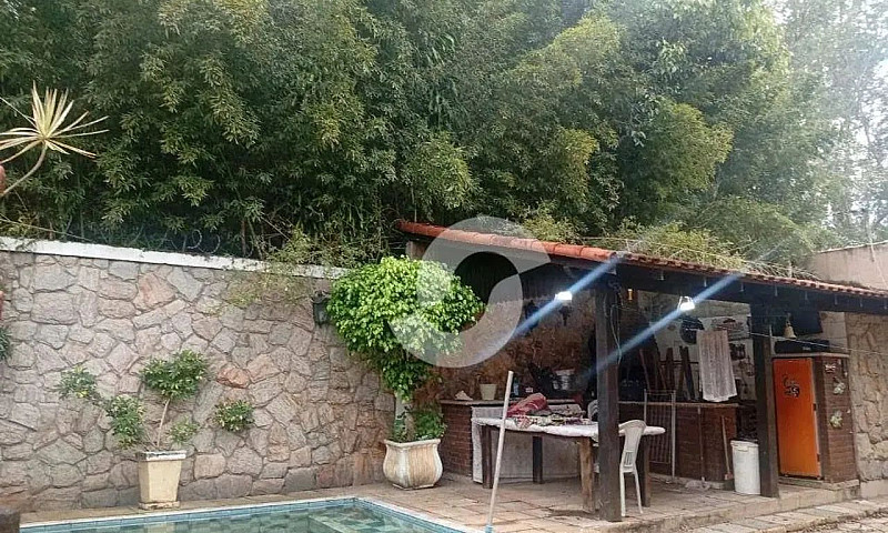 Casa Com Área De Laz...