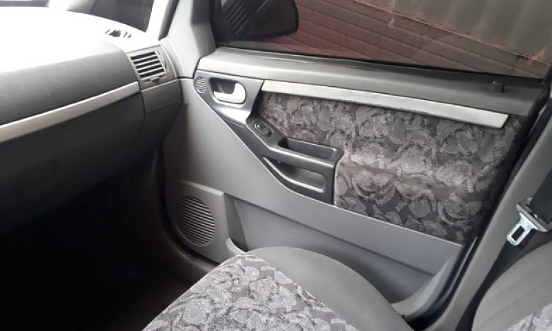 Vendo Uma Meriva 200...