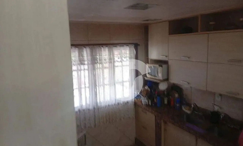 Casa Com Área De Laz...